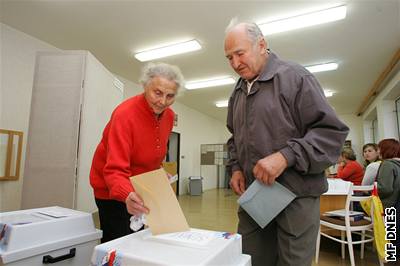 Do volebních místností první den voleb picházeli pedevím starí lidé