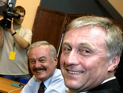Mirek Topolánek a Pemysl Sobotka (vlevo) sledují výsledky voleb