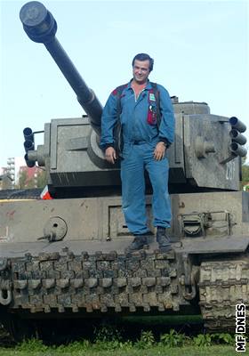 Podnikatel Maxmilián imek postavil u jedné z ostravských kiovatek tank.
