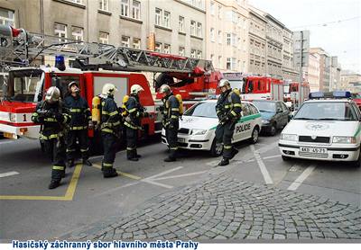 Hasii zasahují pi poáru na policejní sluebn v Praze.