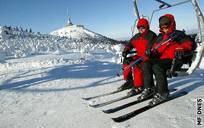 Obvinného idie nikdo neupozornil na kíení sjezdovky a silnice. Ilustraní snímek