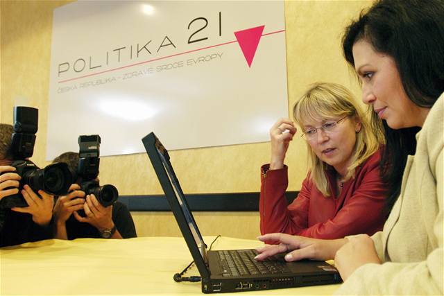 Pedsedkyn Politiky 21 Jana Boboíková (vpravo) s Pavlou Topolánkovou