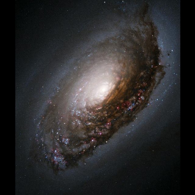 Prachový pás kolem jádra "Galaxie erné oko"