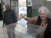 V sobotu se do více ne osmi tisíc volebních místností po celém Srbsku dostavilo jen 17,5 procenta oprávnných voli.