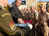 Premiér Mirek Topolánek pedává vojákm medaile za misi v zahranií.