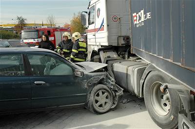 Dopravní nehoda na pl hodiny zastavila provoz na runé ernokostelecké ulici v Praze 10.