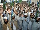Protesty, které v Pákistánu vyvolal útok armády na náboenskou kolu z minulého týdne.