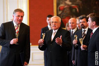 Prezident Václav Klaus eká na písemnosti, aby mohl jmenovat Topolánkovu vládu.
