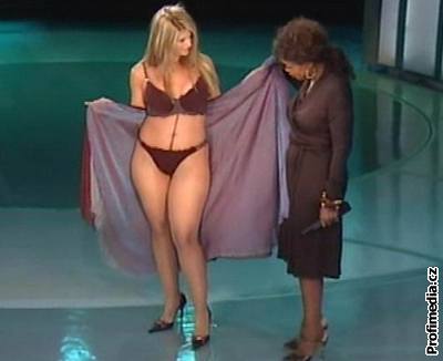 Hereka Kirstie Alleyová se ped moderátorkou Oprah Winfreyovou svlékla do bikin