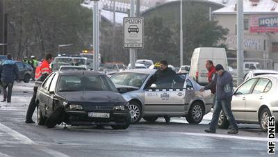 Provoz na praské magistrále zablokovala dopravní nehoda patnácti aut