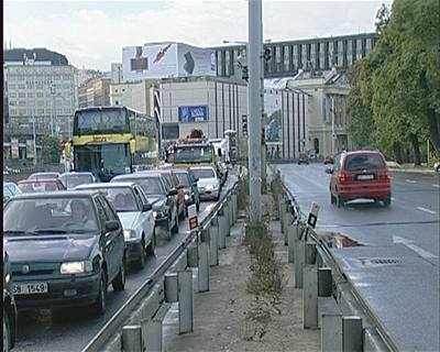 Dopravní situace v hlavním mst trápí vtinu idi, kteí se po Praze musejí pohybovat autem.