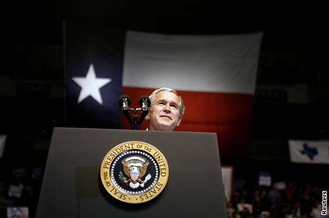 Prezident Bush na pedvolebním mítinku republikán v Dallasu. (6. listopadu 2006)