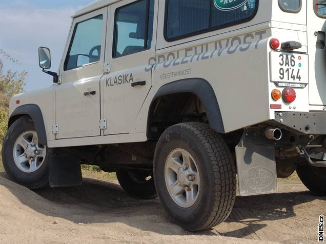 Land Rover Defender 110 Td5. Kdy se zkíení náprav piblíí maximu, trochu...