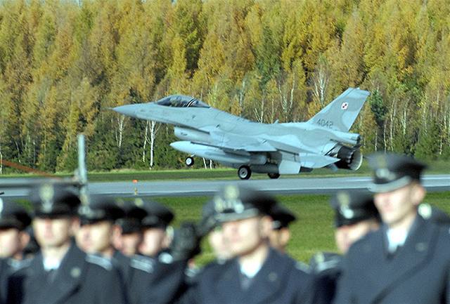 Polsko získalo první stíhaky F-16.