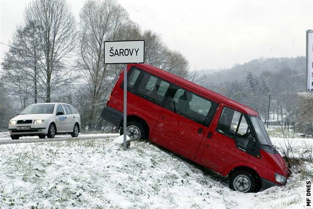 První sníh zpsobil desítky nehod po celé zemi.