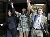 Larry Fuller (uprosted) krátce po osvobozujícím verdiktu soudu