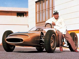 Soichiro Honda u jednoho z prototyp voz F1.