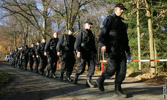 Policisté se dnes chystají prohledat okolí Kladna. Ilustraní foto