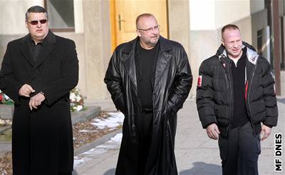 Vlastimil Spvák (vlevo) a Jaroslav Starka spolu pili v únoru na poheb zavradného Frantika Mrázka.