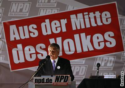éf strany Udo Voigt ení na listopadovém sjezdu NPD v Berlín