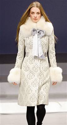 Vzorovaný kabát s koeinovým lemem pedstavila na Milánském týdnu módy znaka Pucci