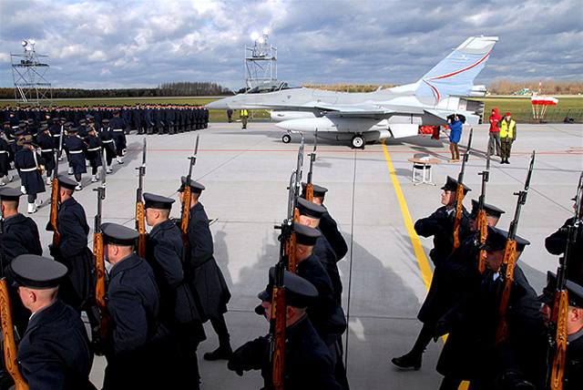 Polsko získalo první stíhaky F-16.