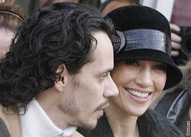 Jennifer Lopezová s manelem píletli do Itálie na svatbu Toma Cruise a Katie Holmesové 