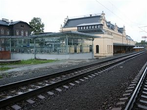 Pohled na historickou budovu z jihu. V poped dominuje sklenn stavba krytho vstupu do jinho podchodu k nstupitm