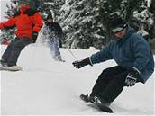 Milovníci snowboardingu a lyování se konen dokali poádného snhu. Ilustraní foto.