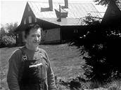 Lubomír trougal na své chalup v Jizerských horách na snímku z roku 1990.