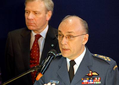 éf Vojenského výboru NATO Ray Henault.