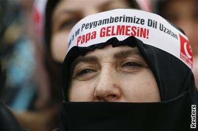 Protest proti papei v Istanbulu
