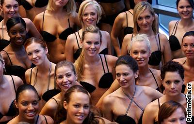 sto britských modelek pedstavilo v Londýn nový hit pítí sezony - revoluní podprsenku Multiplung od znaky Wonderbra