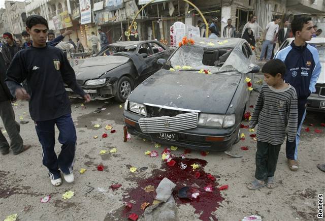 Série výbuch zabila v íitské tvrti Bagdádu nejmén 115 lidí.