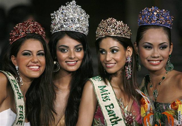 Vítzky Miss Earth 2006 - Zleva Marianne Martinezová z Venezuely - Miss ohe, Hil Yesenia Escobarová z Chile - Miss Earth, Amruta Patkiová z Indie - Miss vzduch a Catherine Untalanová z Filipín - Miss voda