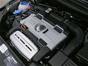 Motor 1,4 TSI pod kapotou VW Golf GT