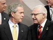 Prezidenti George Bush a Václav Klaus se seli na summitu NATO v Rize
