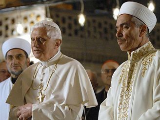Pape Benedikt XVI. v istanbulsk Modr meit.
