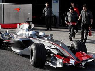 Fernando Alonso testuje vz McLaren