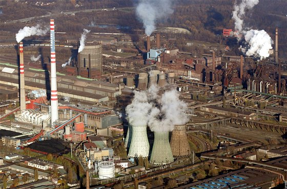 Hutnický komplex ArcelorMittal v Ostrav. Jedy v okolním ovzduí nkolikanásobn pevyují limity, podobný provoz v Belgii je pitom dodruje.