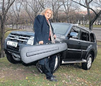 BEZPEÍ: Velké auto, které zvládne i terén a ochrání posádku, si koupil Lubomír Brabec.