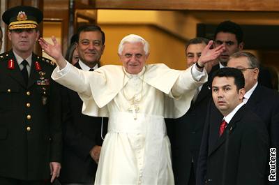 Pape se ped nástupem do letadla louí s Tureckem