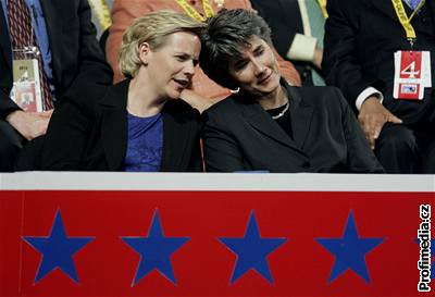 Mary Cheneyová (vlevo) oznámila své thotenství. Viceprezident-otec prohlásil, e se na dít tí