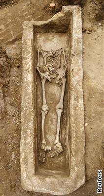 Archeologové nali sarkofág z ímského období v místech, kde mly být jen cesty