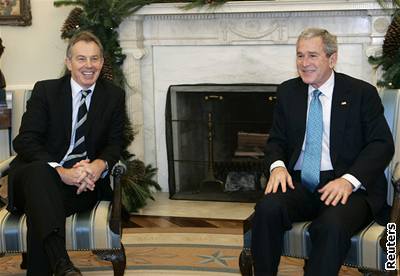 George Bush s Tony Blairem na spolené tiskové konferenci