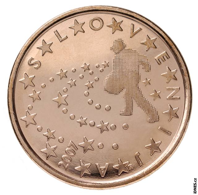 Slovinský ministr ukazuje spornou minci lipiciánskými komi.