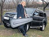 BEZPEÍ: Velké auto, které zvládne i terén a ochrání posádku, si koupil Lubomír Brabec.