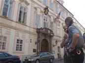 Budovu americké ambasády v Praze znají vichni, kdo chtjí jet do USA
