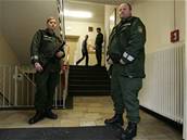 Policisté steí vchod do stední technické koly v Offenburgu