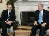Bush a Blair (vlevo) by mohli skonit ped soudem, míní prokurátor.